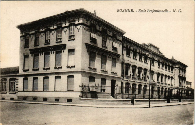 Carte postale ancienne Roanne - Ecole Professionnelle à Roanne