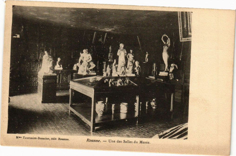 Carte postale ancienne Roanne - Une des Salles du Musée à Roanne
