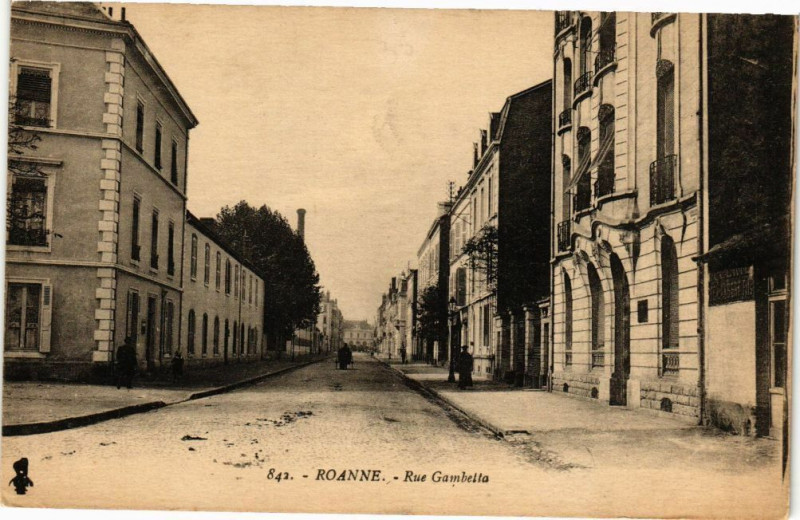 Carte postale ancienne Roanne - Rue Gambetta à Roanne