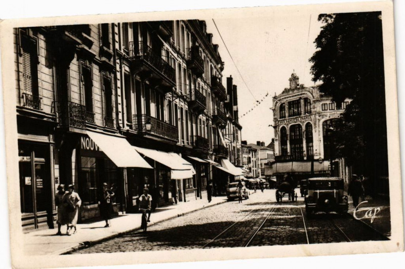 Carte postale ancienne Roanne - Rue Alsace-Lorraine et Magasins des Dames de France à Roanne