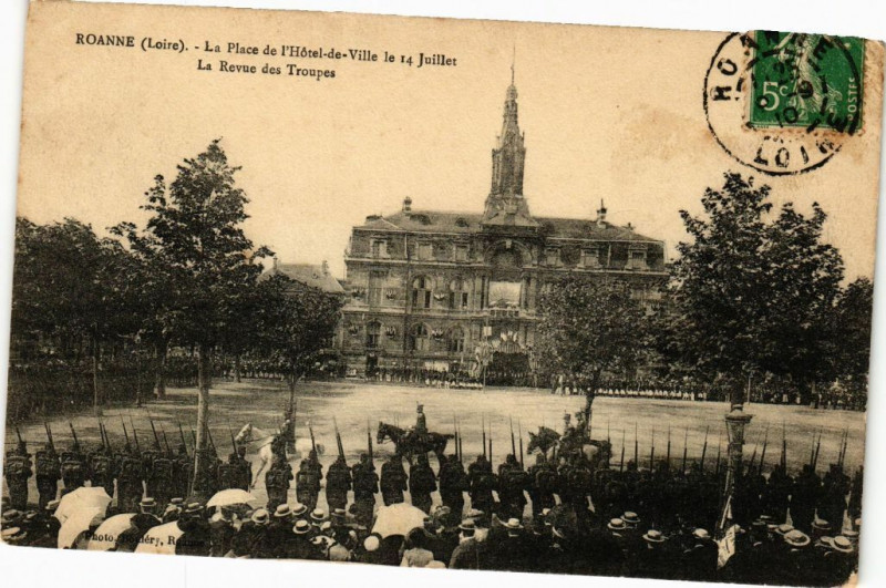 Carte postale ancienne Roanne - La Place de l'Hotel-de-Ville le 14 Juillet La Revue à Roanne