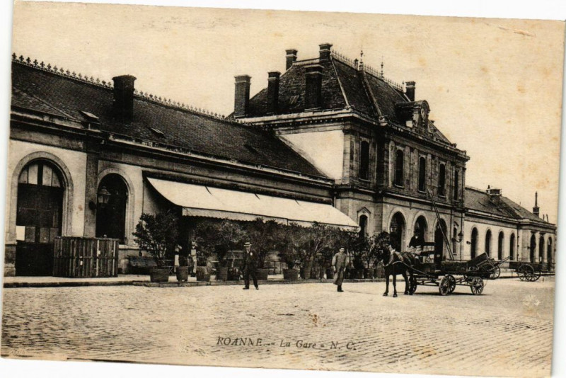 Carte postale ancienne Roanne - La Gare à Roanne