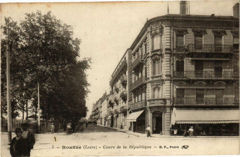 Carte postale ancienne Roanne - Cours de la République à Roanne