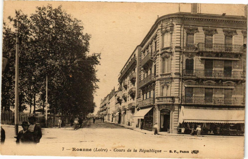 Carte postale ancienne Roanne - Cours de la République à Roanne