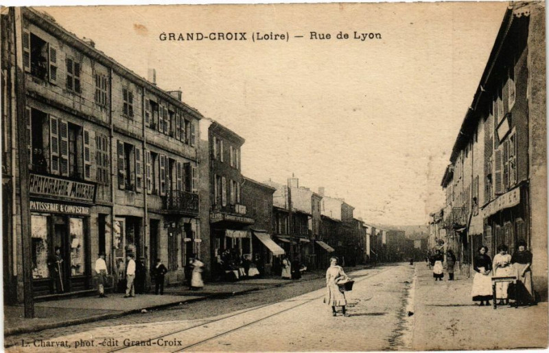 Carte postale ancienne Grand-Croix - Rue de Lyon