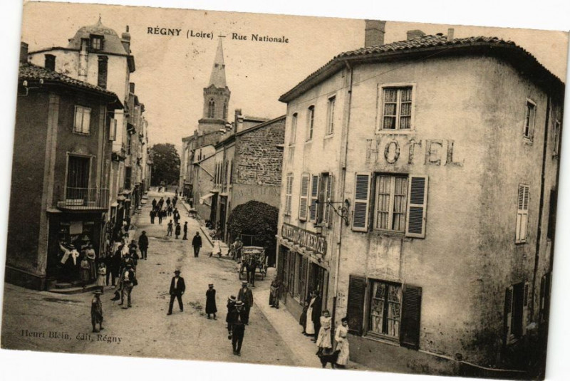 Carte postale ancienne Regny - Rue Nationale à Régny