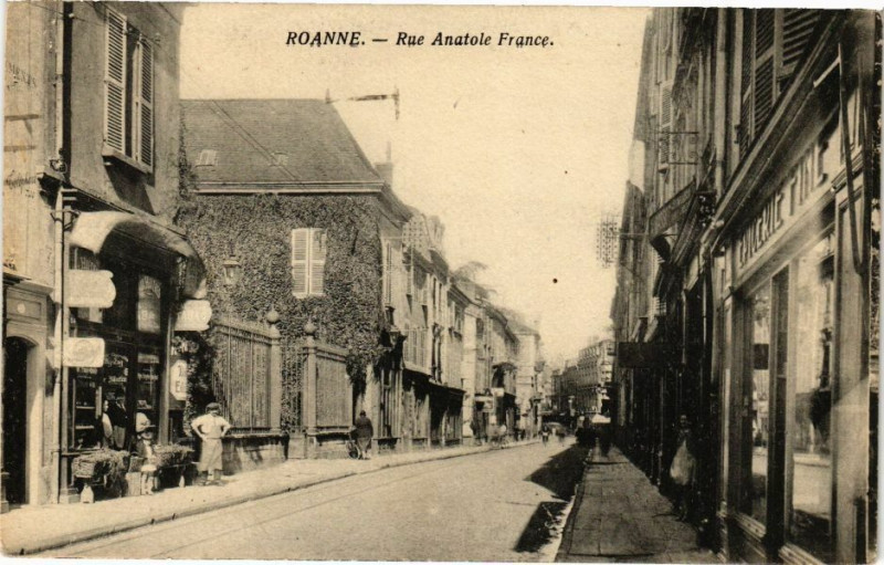 Carte postale ancienne Roanne - Rue Anatole France à Roanne
