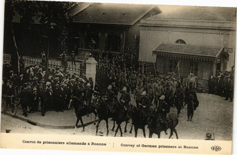 Carte postale ancienne Convoi de prisonniers allemande a Roanne - Convoy of German .. à Roanne