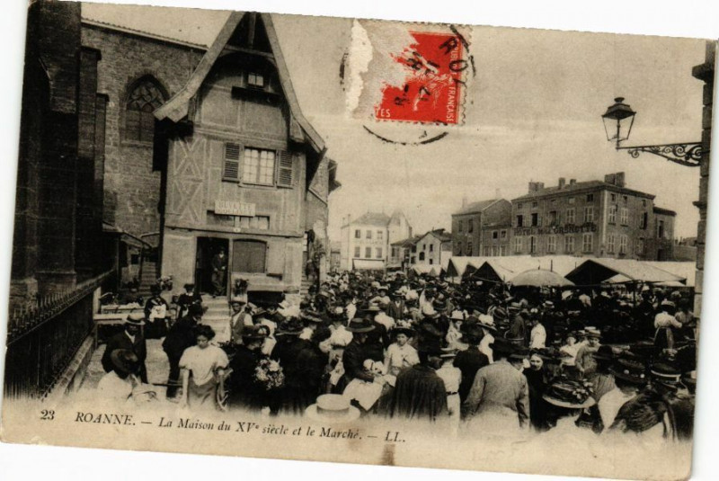 Carte postale ancienne Roanne - La Maison du Xv siécle et le Marché à Roanne