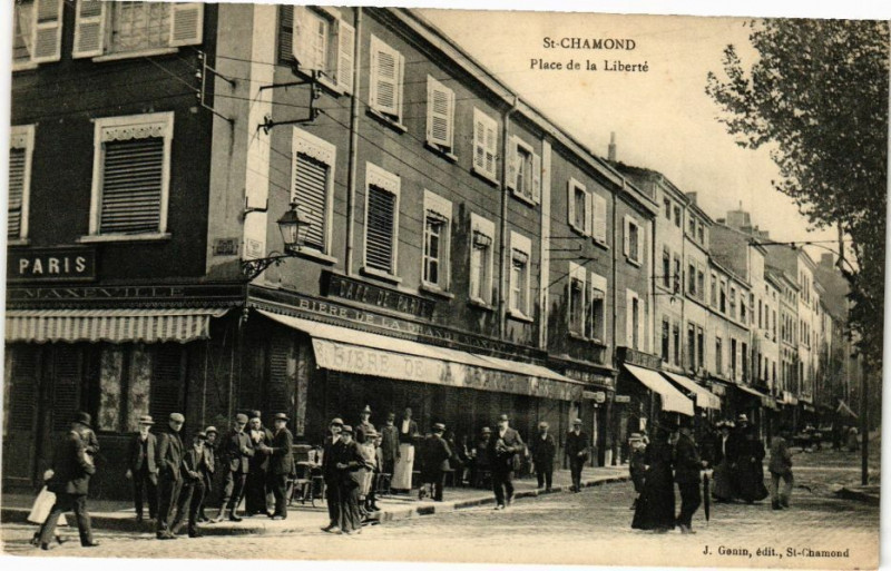 Carte postale ancienne Saint-Chamond - Place de la Liberté à Saint-Chamond