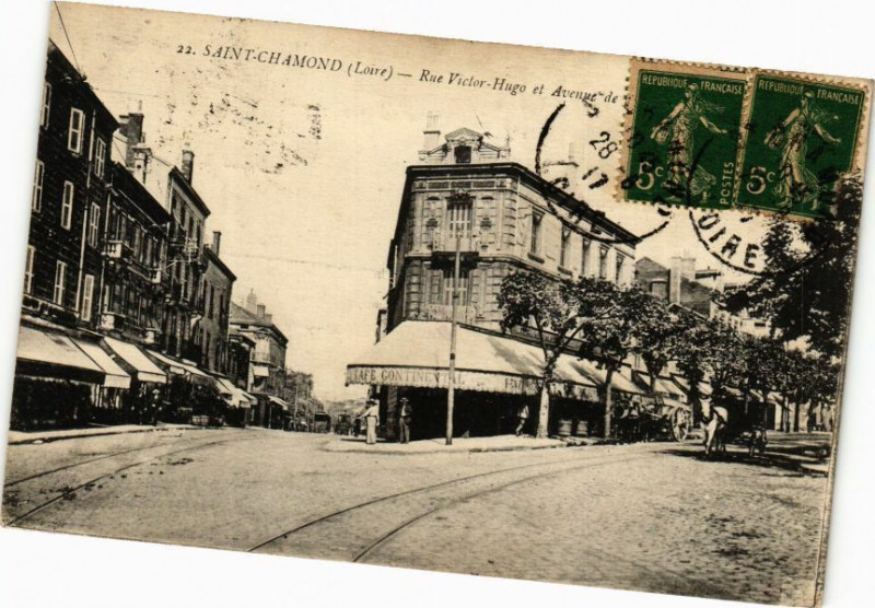 Carte postale ancienne Saint-Chamond - Rue Victor-Hugo et Avenue de .. à Saint-Chamond