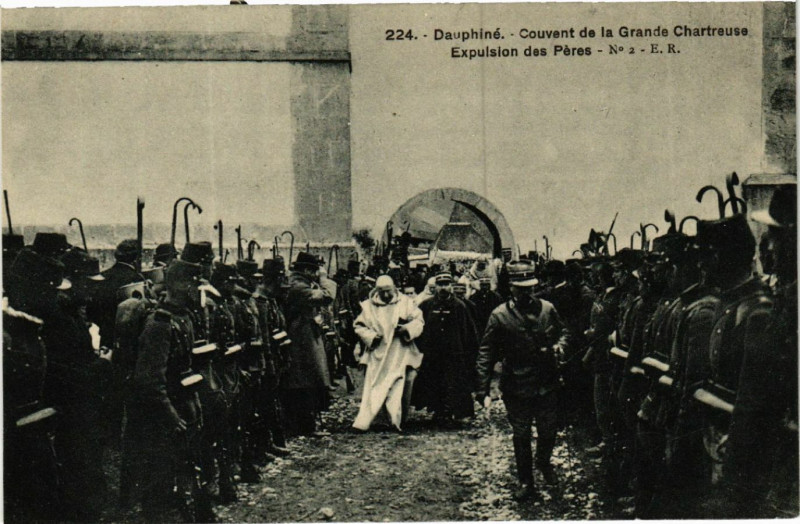 Carte postale ancienne Couvent de la Grande Chartreuse - Expulsion des Pères à Saint-Pierre-de-Chartreuse