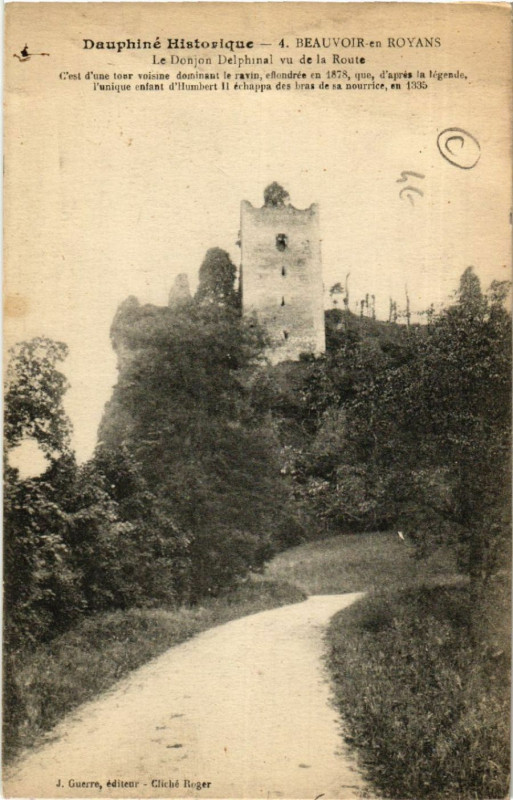Carte postale ancienne Beauvoir-en-Royans - Le Donjon Delphinal vu de la Route à Beauvoir-en-Royans