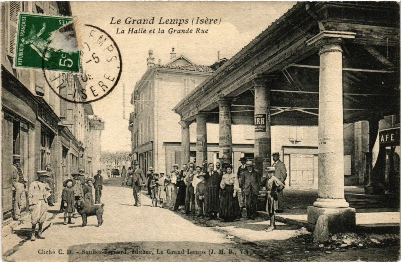 Carte postale ancienne Le Grand-Lemps - La Halle et la Grande Rue au Grand-Lemps