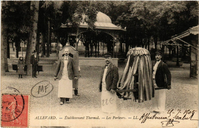 Carte postale ancienne Allevard - Etablissement Thermal - Les Porteurs à Allevard