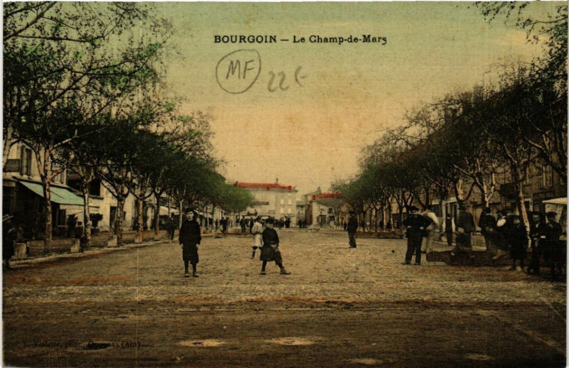 Carte postale ancienne Bourgoin - Le Champ-de-Mars