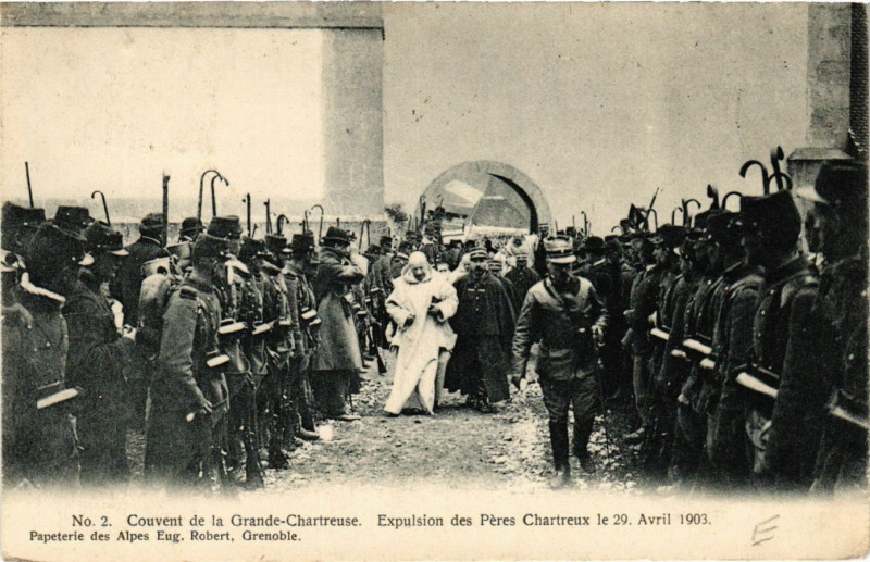 Carte postale ancienne Couvent de la Grande-Chartreuse - Expulsion des Peres Chartreux