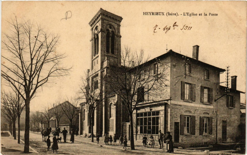 Carte postale ancienne Heyrieux - Eglise et la Poste à Heyrieux