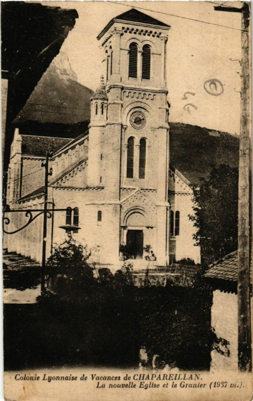 Carte postale ancienne Chapareillan - La Nouvelle Eglise et le Granier à Chapareillan