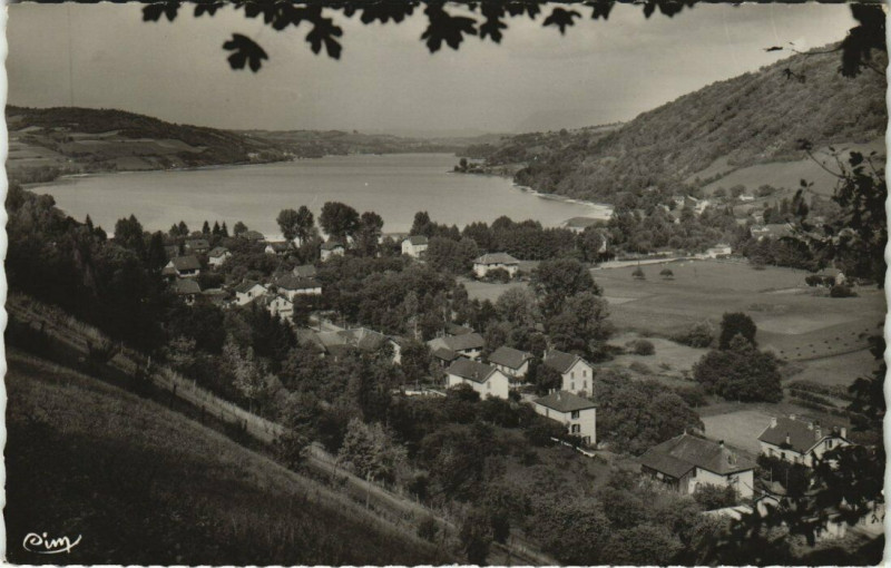 Carte postale ancienne Charavine-les-Bains - Vue générale et le Lac