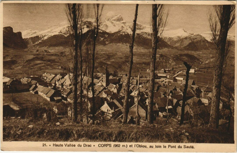 Carte postale ancienne Haute Vallée du Drac - Corps (962 m) et l'Obiou au loi le Pont à Corps