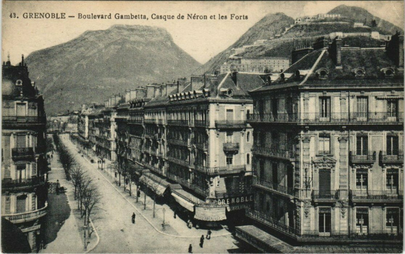 Carte postale ancienne Grenoble - Boulevard Gambetta Casque de Neron et les Forts à Grenoble
