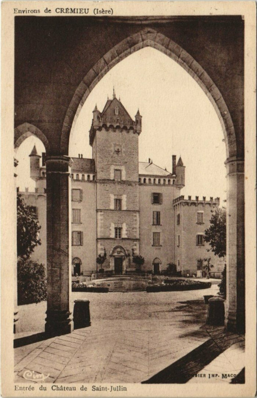 Carte postale ancienne Entrée du Chateau de Saint-Julien