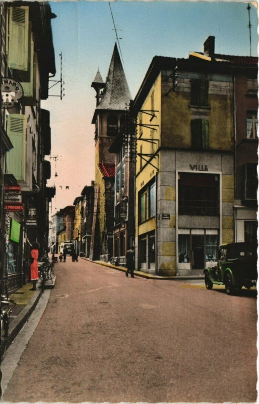 Carte postale ancienne Beaurepaire - Rue de la Republique à Beaurepaire