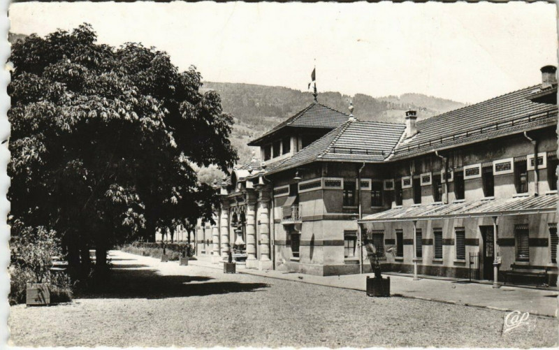 Carte postale ancienne Allevard-les-Bains - L'Etablissement Thermal à Allevard
