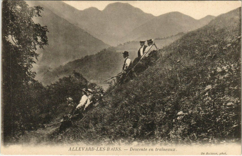 Carte postale ancienne Allevard-les-Bains - descente en traineaux à Allevard
