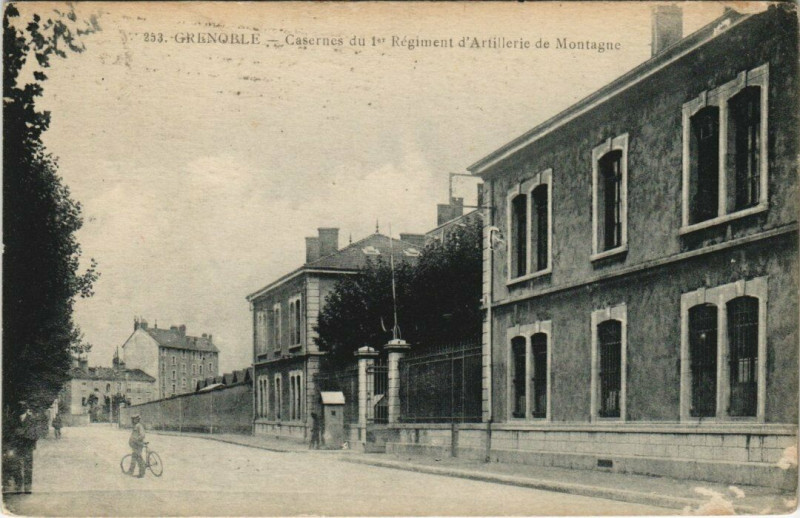 Carte postale ancienne Grenoble - Casernes du 1.st Regiment d'Artillerie de Montagne à Grenoble