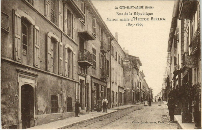 Carte postale ancienne La Cote-Saint-Andre - Rue de la Republique à La Côte-Saint-André