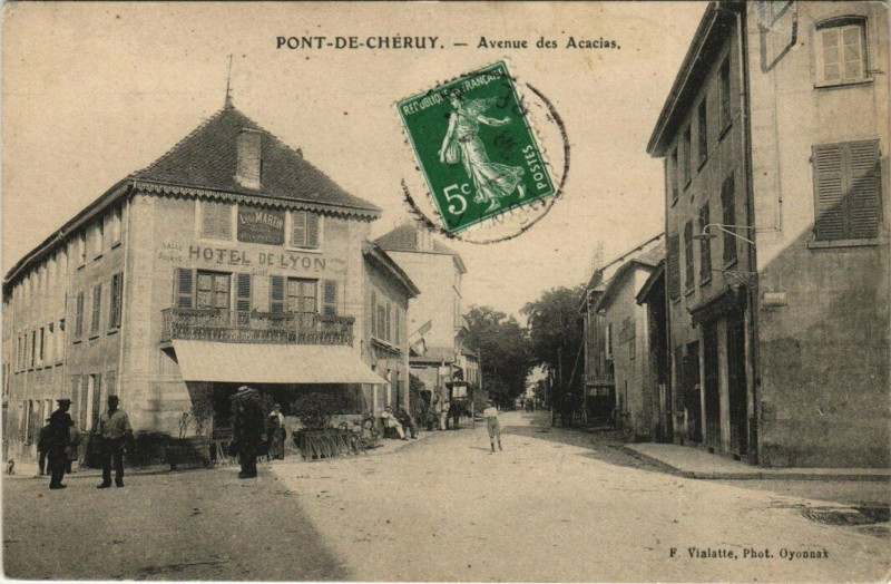 Carte postale ancienne Pont-de-Cheruy - Avenue des Acacias à Pont-de-Chéruy