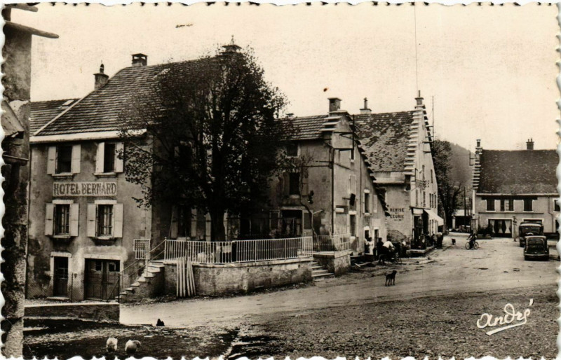 Carte postale ancienne Autrans - L'Hotel Bernard et la Place France