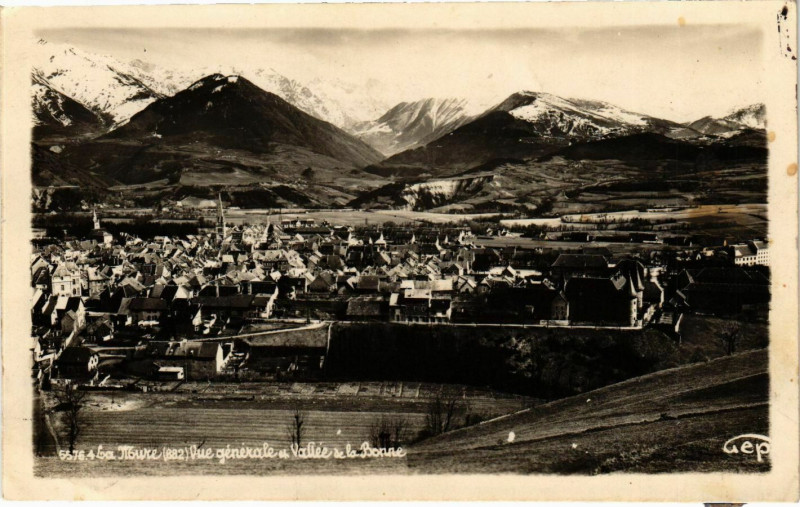 Carte postale ancienne La Mure - Vue Generale et Vallee de la Bonne France à La Mure