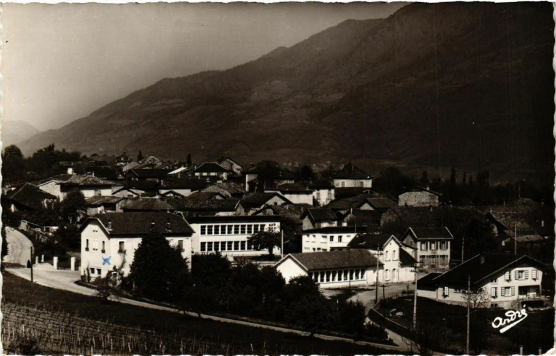 Carte postale ancienne Le Touvet - Le Groupe Scolaire Superieur et Vue Generale France au Touvet