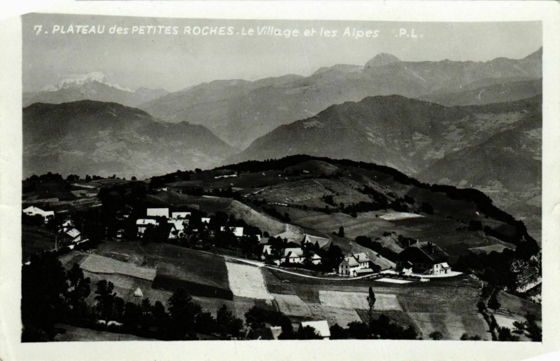 Carte postale ancienne Plateau des Petites Roches - Le Village et les Alpes France à Plateau-des-Petites-Roches