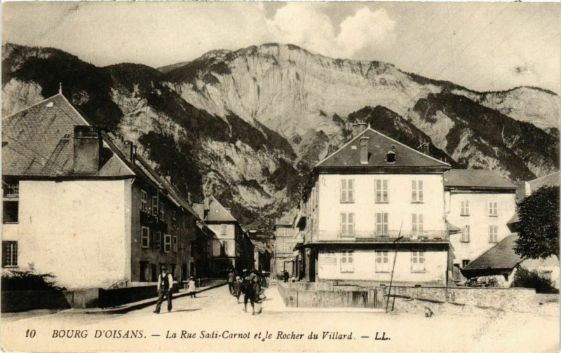 Carte postale ancienne Bourg d'Oisans - La Rue Sadi-Carnot et le Rocher du Villard France à Roche