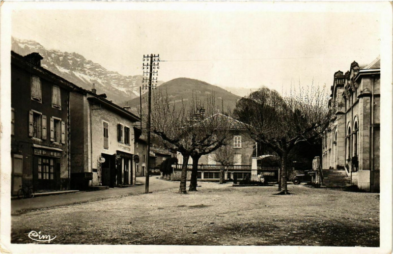 Carte postale ancienne Le Touvet - Place de la Mairie France au Touvet
