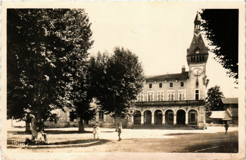 Carte postale ancienne Tullins - Hotel de Ville et la Poste France à Tullins