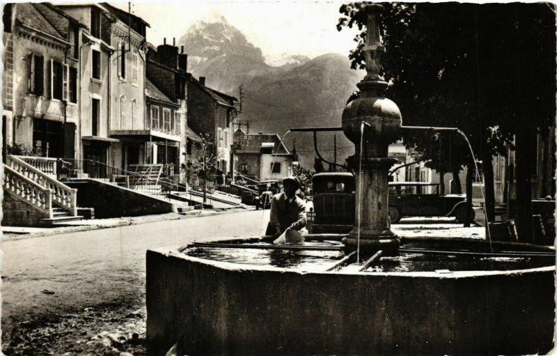 Carte postale ancienne Corps - Rue des Fosses Le Barquier France à Corps