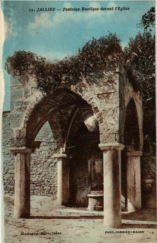 Carte postale ancienne Jallieu - Fontaine Rustique devant l'Eglise France à Fontaine