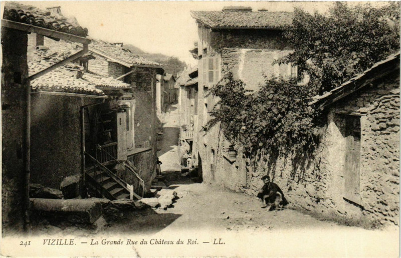Carte postale ancienne Vizille - La Grande Rue du Chateau du Roi France à Vizille