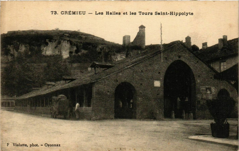 Carte postale ancienne Cremieu - Les Halles et les Tours Saint-Hippolyte France à Crémieu