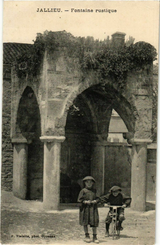 Carte postale ancienne Jallieu - Fontaine Rustique France à Fontaine