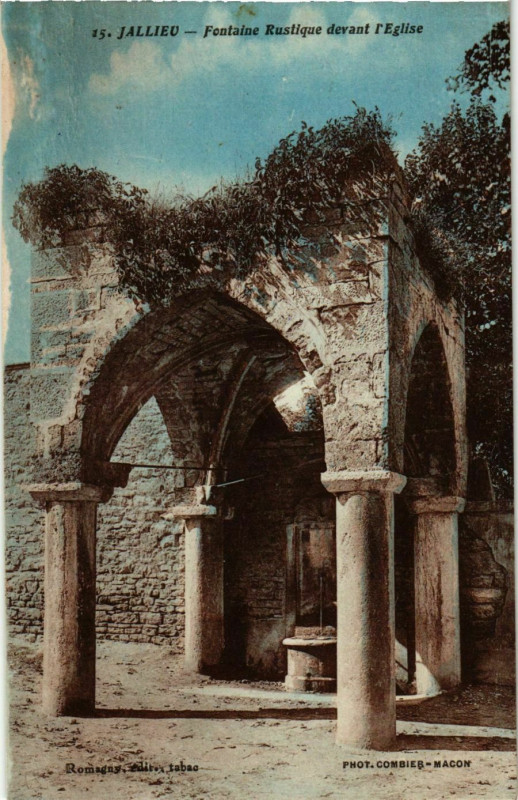Carte postale ancienne Jallieu - Fontaine Rustique devant l'Eglise France à Fontaine