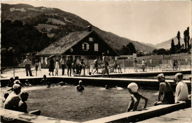 Carte postale ancienne Allevard-les-Bains - La Piscine Municipale France à Allevard