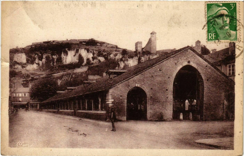 Carte postale ancienne Cremieu - Les Vieilles Halles et la Tour de l'Horloge France à Crémieu