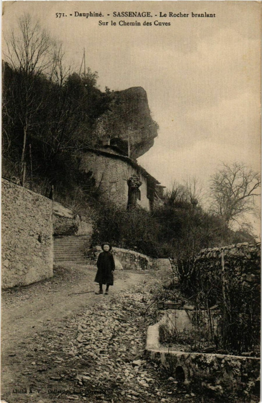 Carte postale ancienne Sassenage - Le Rocher Branlant - Sur le Chemin des Cuves France à Sassenage