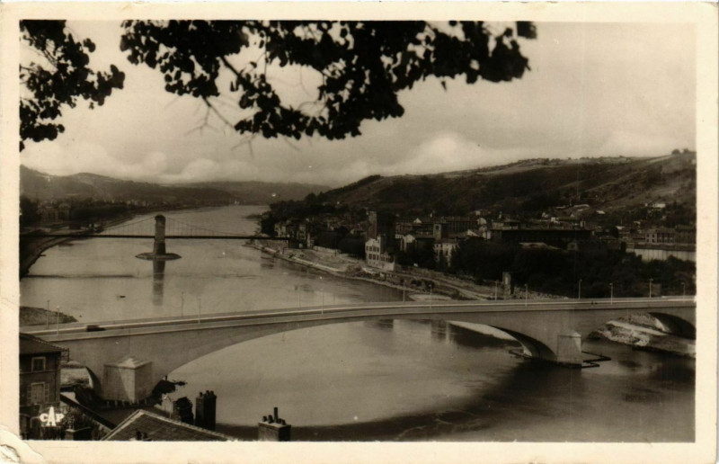 Carte postale ancienne Vienne - Le Nouveau Pont et la Passerelle de Ste-Colombe France à Vienne